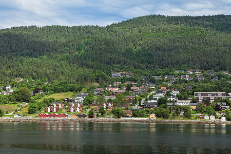 从海洋中看到的摩尔德城市和山丘的景象挪威从海洋中看到挪威摩尔德城市挪威峡湾莫尔德自然图片