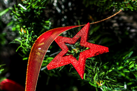 挂在圣诞树上的星星图片