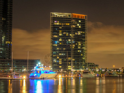 夜拍间照亮了墨尔本Dockland地区周围的建筑物学河图片