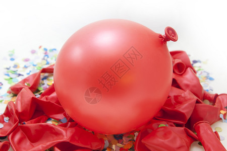 为了嘉年华和派对大红球绿色新年背景图片