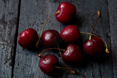 生的素食主义者成熟黑桌上一些新的红樱桃图片
