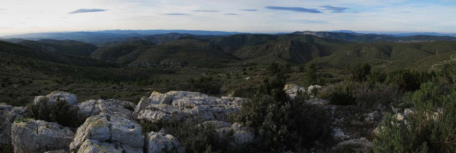 蓝色的从Garraf自然公园到地中海山丘和脉的全景观光谱山和丘风景加泰罗尼亚受保护图片