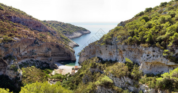 克罗地亚岛屿维西斯蒂尼瓦湾全景岩石亚得里海风景优美图片