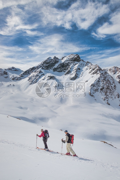 远足在瑞士阿尔卑斯山游滑雪旅行期间的退休运动员朋友人登山图片