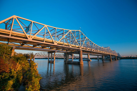 俄亥州生活美国肯塔基州路易斯维尔的铁旧桥建造图片