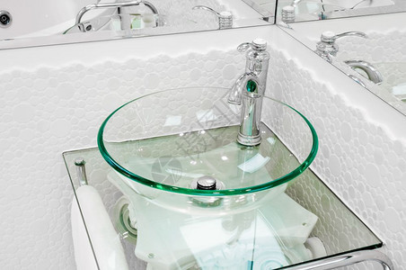 沉入一个干净的现代设计浴室盆地毛巾玻璃图片