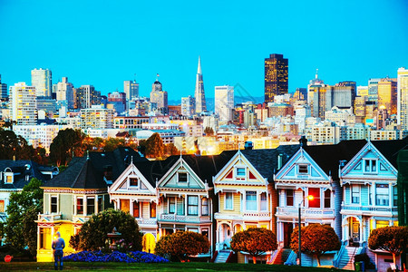 从阿拉莫广场公园看到旧金山市风景与绘画的女士们桑著名房屋图片