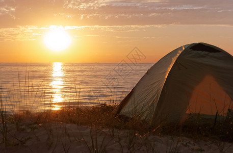夕阳下的自然景观露营旅行图片