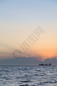 暮早上太阳升起船停泊在海面上行业运输图片