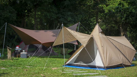 公园露营区草坪上搭帐篷图片
