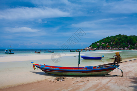 泻湖天空热带海滩传统的长尾船和泰国南部的海洋岸图片
