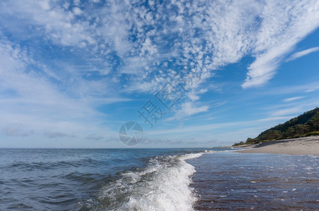 海景和浪美丽的蓝天海面美丽的蓝天海面景和浪水季节户外图片