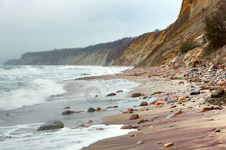 海边暴风天气岩石海滩和边暴风天气岩石海滩支撑蓝色的有风图片