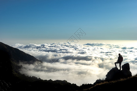 一种步行看山顶云海中的地平线山上有云彩自由图片