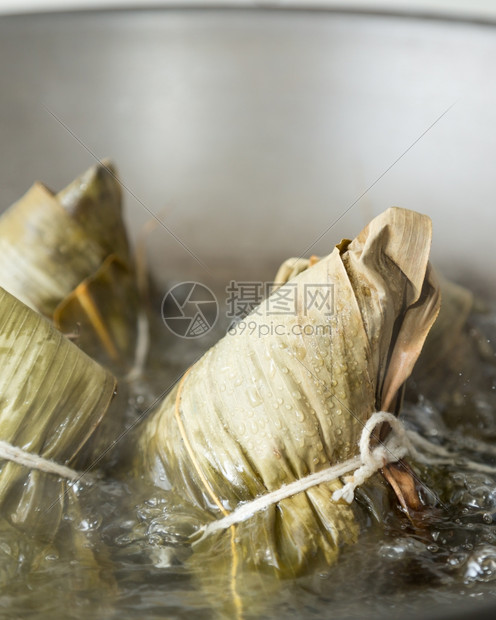 节日龙船时吃的食物是传统在黄钟子中沸煮的可口竹子图片