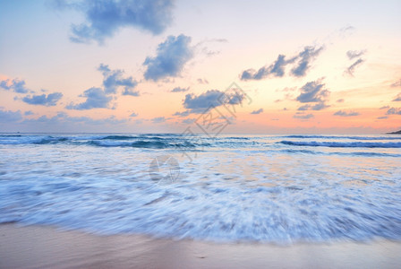 航拍沙滩日落时沙滩的海浪背景