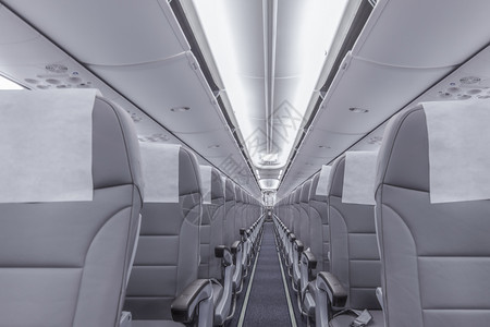 假期经济坐空飞机座椅和灯光的视图图片