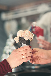 美味的奶油女人在糖果店买几勺冰淇淋在一家糖果店里个街坊女人把勺冰淇淋独家新闻背景图片