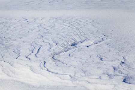 冬天场地季雪飘一小片深的田野雪飘粉末图片