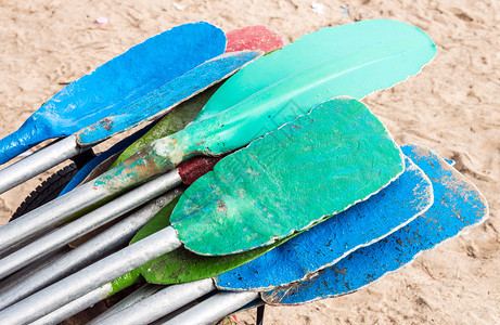 沙滩上多彩的划桨图片