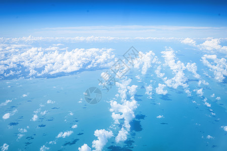 ariel查看海面背景上的云形自然空气白色的图片