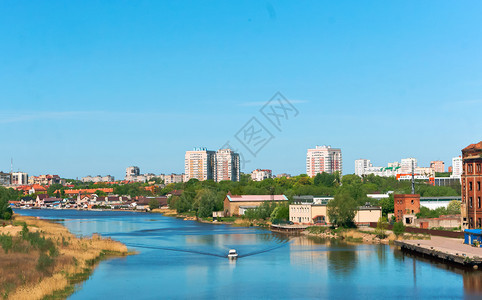夏天过河的大城市中的河上桥城市中河上桥对面大城市美丽建筑学图片