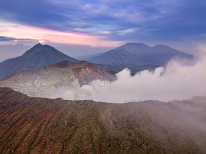 印度尼西亚爪哇岛清晨在日出空中观的活跃硫磺火山Ijen航空视图Ijen活火山上天空线卡瓦图片