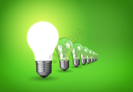 有创造力的绿色灯泡理念概玻璃发光的图片