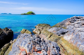 闪电泰国美丽的岛屿向上飘动天堂有清澈海水和石头滩最好的外用图片