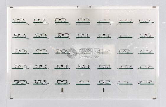 配镜师光学的在孤立购物窗口上戴了很多眼镜片图片