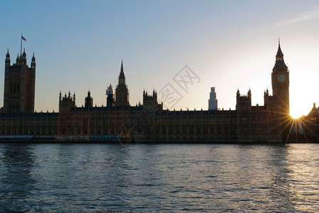 日出落时大本和伦敦议会厦的轮椅及日出落房屋泰晤士河太阳图片