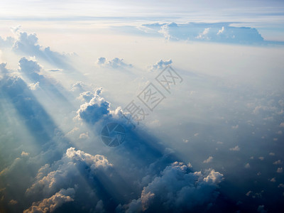 旅行天气从飞机的空中看到日落光束的云从飞机窗口看到天空景观图片