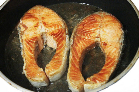 平底锅煎三文鱼图片
