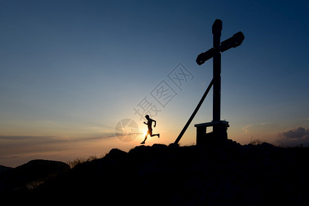 自然在山顶的太阳下运行人休光月带着在山顶上坡男人图片