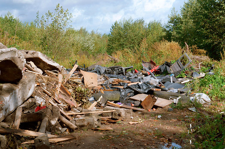 垃圾填埋场行业森林里的垃圾堆森林里的建筑垃圾森林里的堆倾倒图片