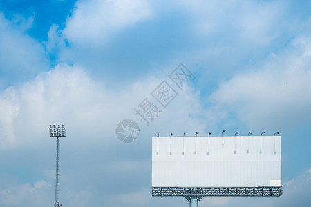 有体育照明蓝天背景的白球盘城市色的商业图片