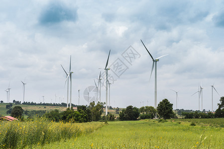风涡轮发电机在农场地貌中占据一席之地桅杆可持续环境图片