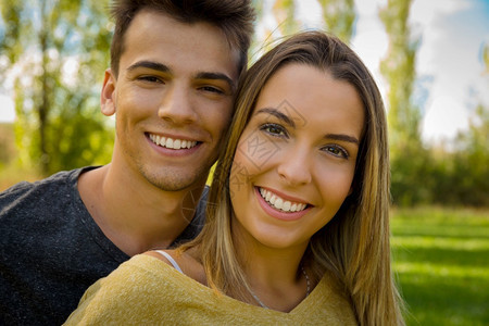 森林一对年轻美夫妇微笑的肖像季节浪漫图片