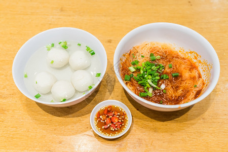 白色的粘贴浅食者鱼球面仅由糊制成并铸蛋或鱼饼切片小吃者鱼球面餐厅图片