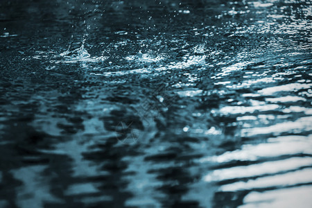 游泳池的雨水滴图片