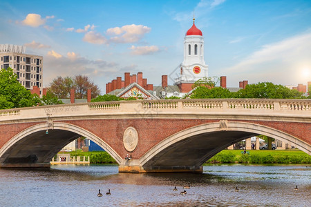 美国马萨诸塞州波士顿的红色桥梁图片