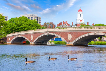 美国马萨诸塞州波士顿的红色古老桥梁图片