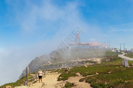 景观葡萄牙灯塔欧洲大陆在西洋的点CabodaRoca夏季雾中图片