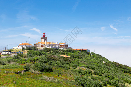 欧洲大陆在西洋的点CabodaRoca夏季雾中景观灯塔海岸线图片