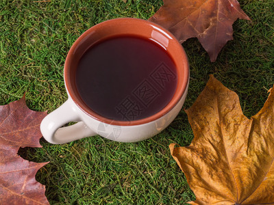 莲子茶松弛黄叶上加热饮料杯背景茶叶子背景