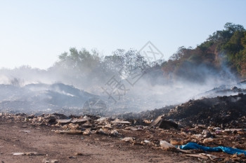 燃烧的垃圾堆中大量烟雾烧焦的垃圾堆中废烟是空气污染肮脏的环境警报图片