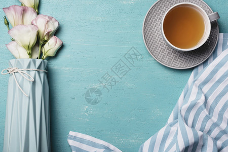 自然安全的含茶杯餐巾纸蓝背景的休斯托马花瓶机器图片