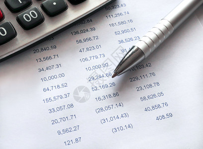 帐户带有笔和计算器的金融电子表格数据财务概念账户核算财务概念纸平衡图片