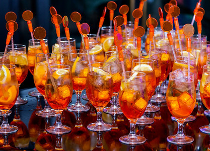 红色的夜晚派对上很多橙色鸡尾酒在黑暗的房间夜店图片