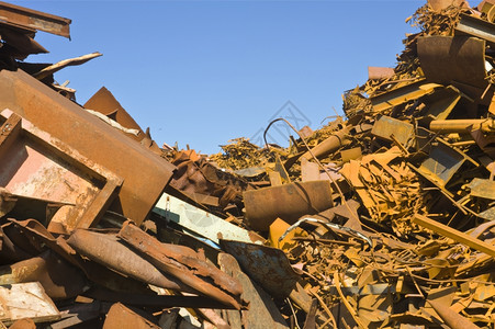 丢弃氧化的废料场中不同种类的废金属料堆工业的图片
